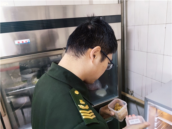 D:\2020稿件\11\11-27食堂检查.jpg