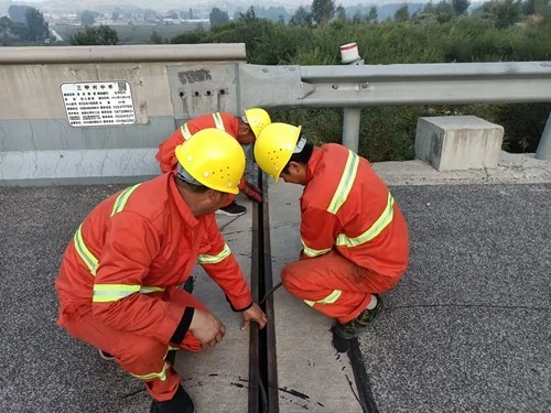 更换伸缩缝止水条_副本.jpg