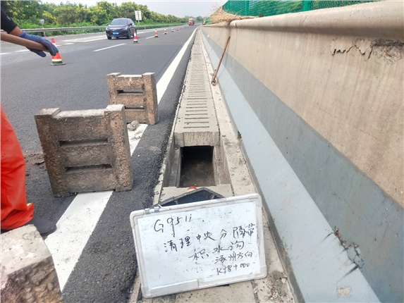 2022.07.22 G9511 K18+000 涿州方向 清理中央分隔带集水沟淤泥 施工后.jpg