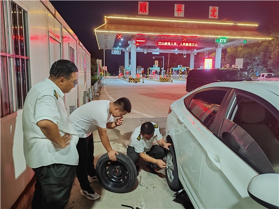 更换轮胎.jpg 更换轮胎.jpg