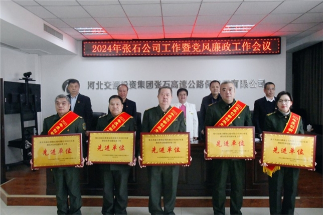 先进合影2_副本.jpg 先进合影2_副本.jpg