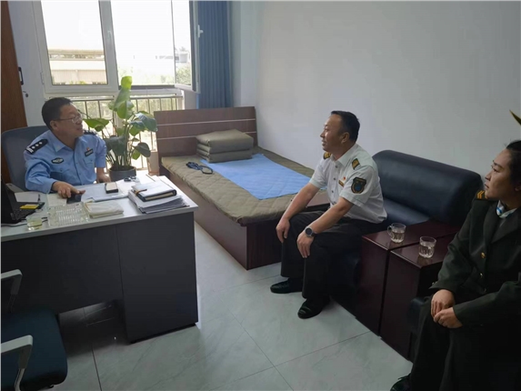 走访交警.jpg 走访交警.jpg
