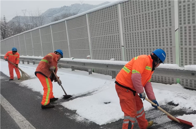 雪后“破冰”抢时效 背阴清雪保畅通.jpg 雪后“破冰”抢时效 背阴清雪保畅通.jpg