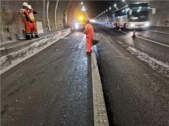 易县养护工区快速处置紫荆关4号隧道事故现场.png 易县养护工区快速处置紫荆关4号隧道事故现场.png