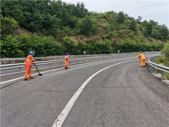 易县养护工区及时清理匝道散落石子 保障道路安全畅通.png 易县养护工区及时清理匝道散落石子 保障道路安全畅通.png
